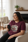 Mockup corregido - Modelo plus-size con camiseta y mug