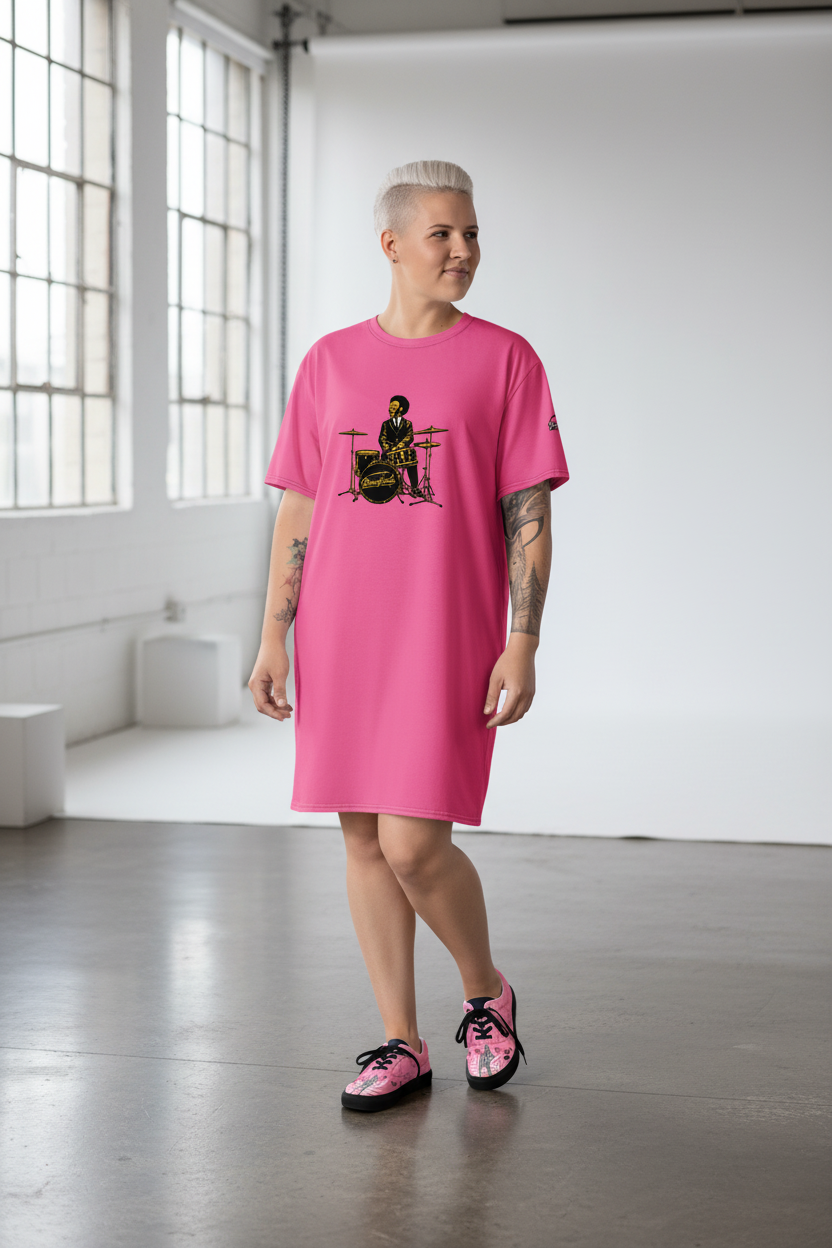 Modelo con T-shirt dress y canvas shoes